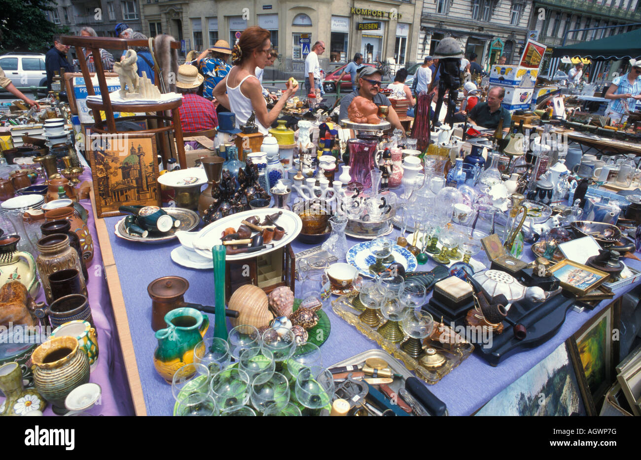 Mercato delle pulci ogni sabato al mercato Naschmarkt posto a Vienna Austria Foto Stock