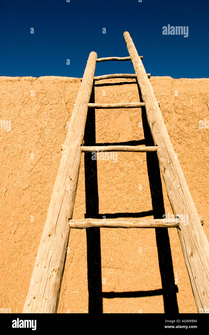 Scaletta e adobe muro a theTaos Taos Pueblo nel Nuovo Messico USA Foto Stock