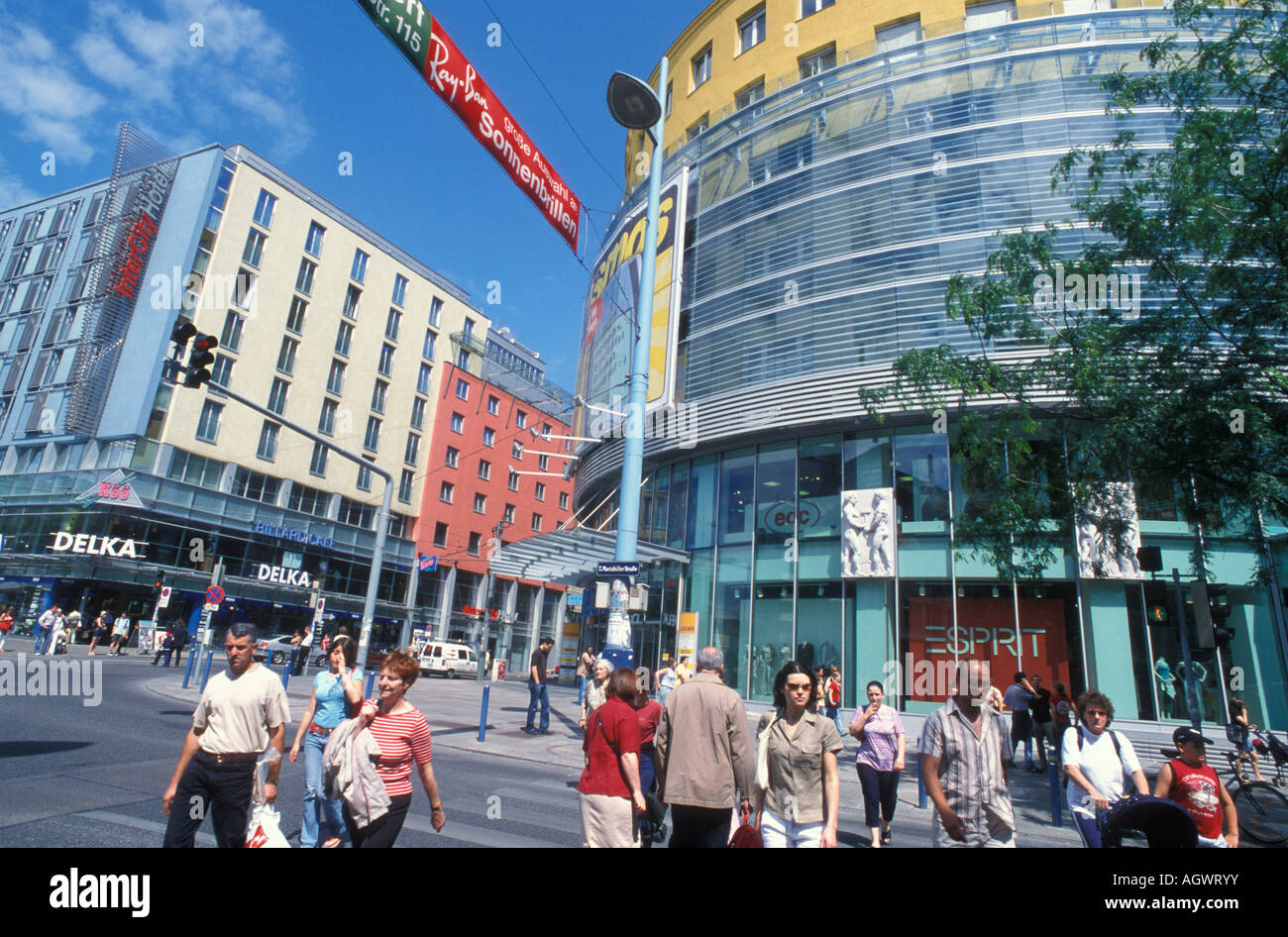 Persone a Mariahilfer Strasse a Vienna Austria Foto Stock