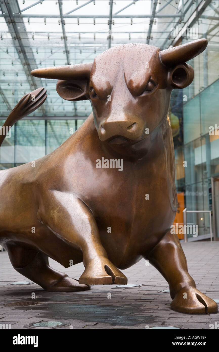 Il Bronzo Bull a Bullring Shopping Centre, Birmingham, Inghilterra Foto Stock