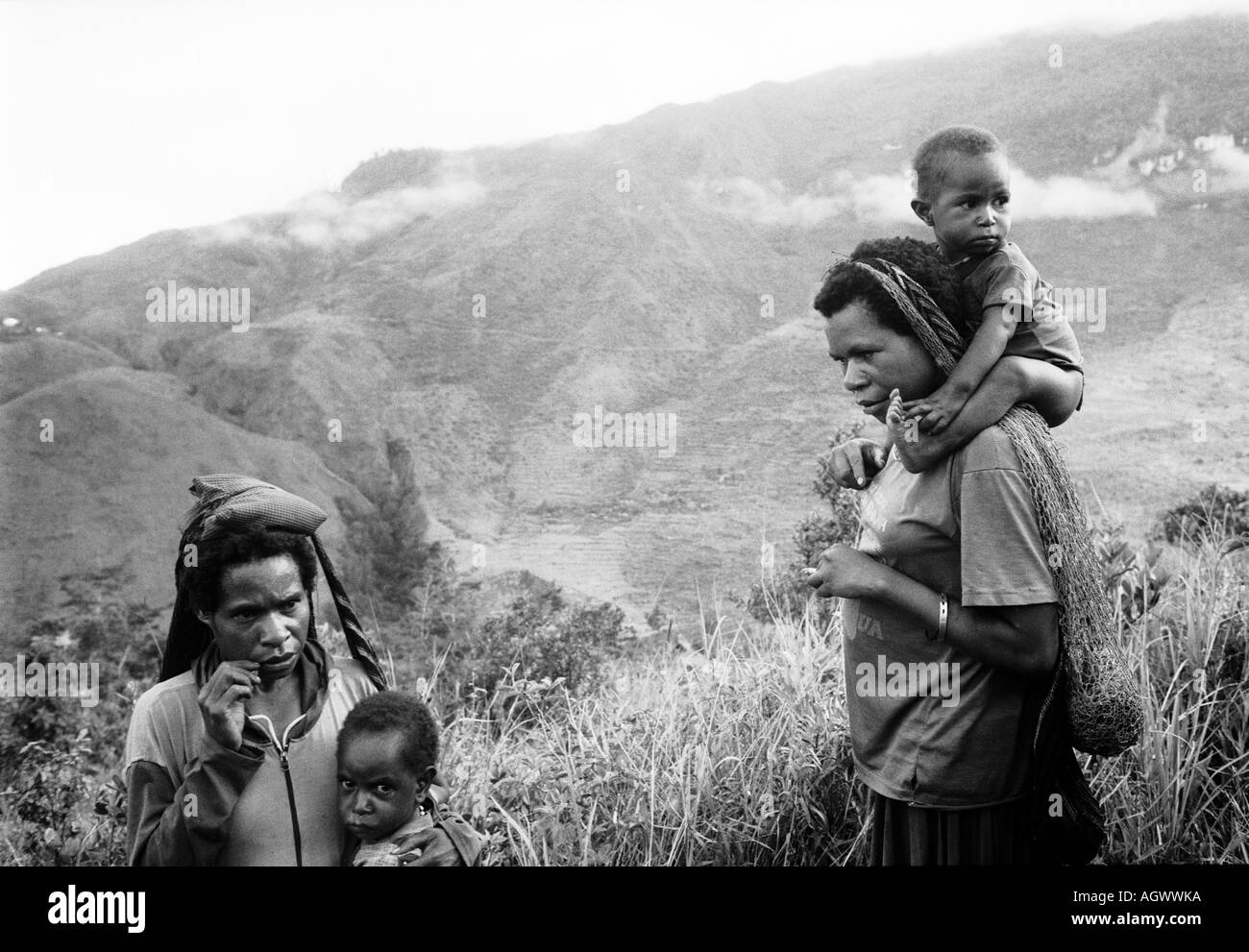 Due tribù Dani le donne e i bambini nelle Highlands di Papua occidentale. Foto Stock