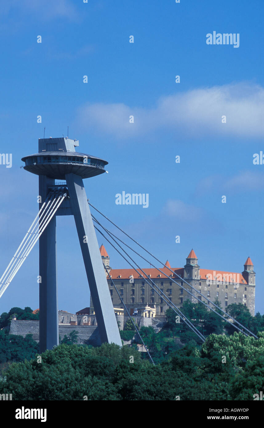 Vista del nuovo ponte e Hrad castello di Bratislava Slovacchia Europa Foto Stock