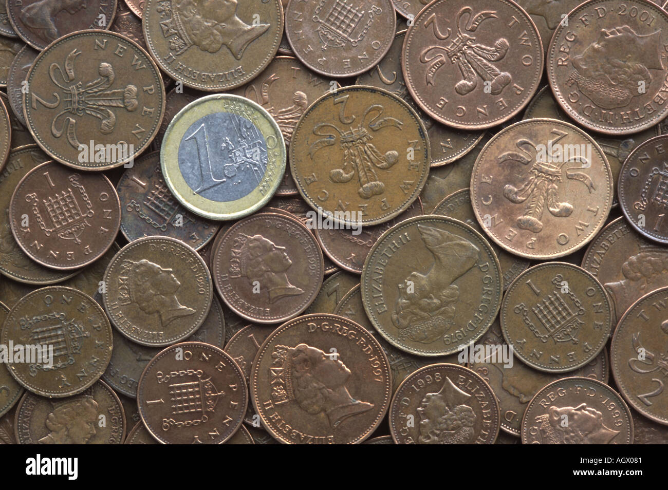 In bronzo di conio britannico con una singola due pound coin. Foto Stock