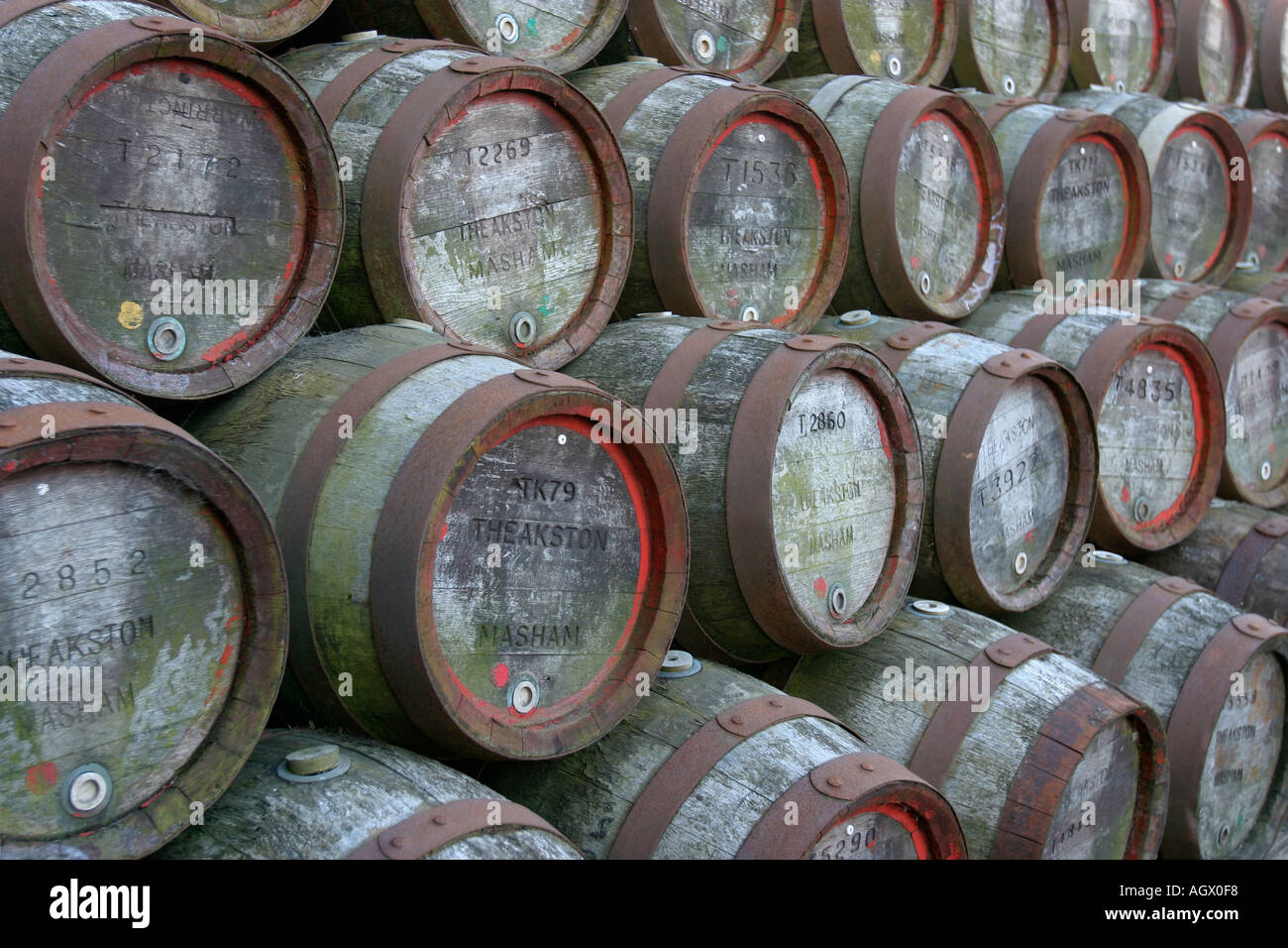 Barili di birra fuori Theakstons Old Brewery in Masham England Regno Unito Foto Stock