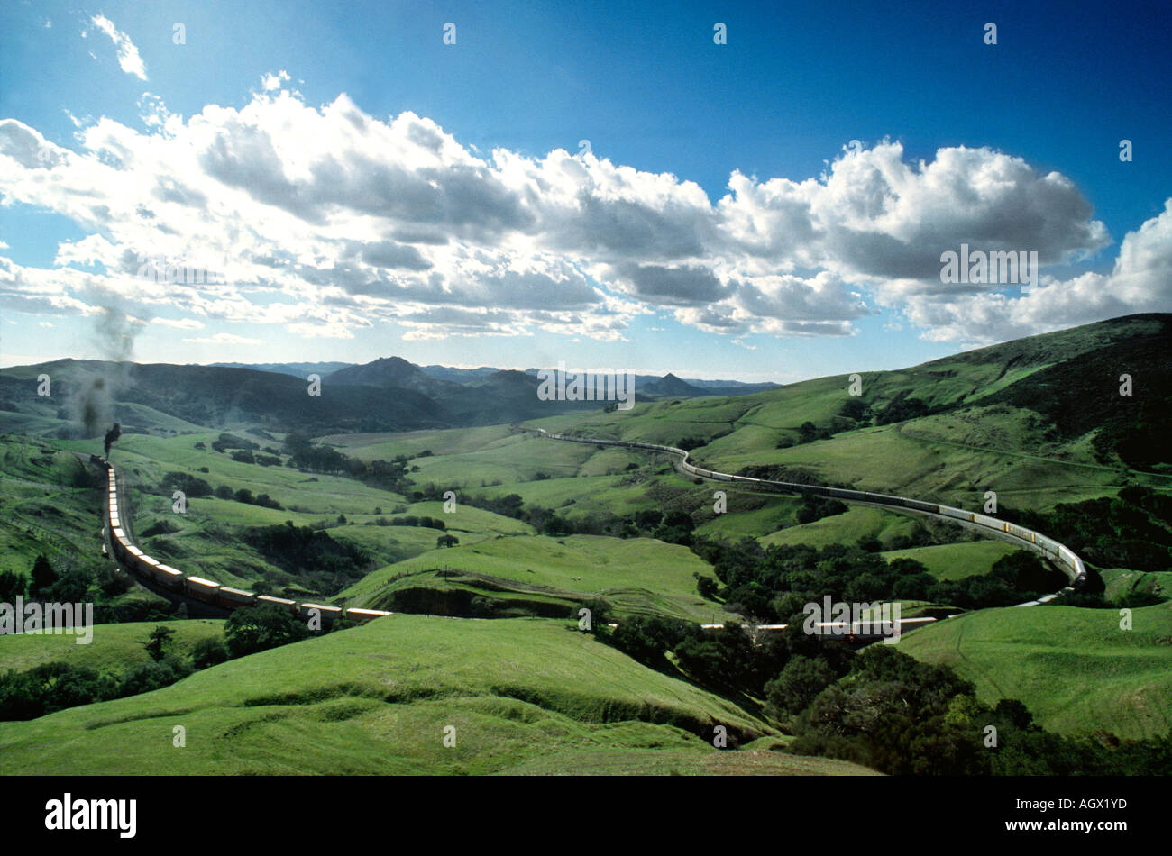 Un treno merci arrotonda un piegare in Cuesta grado colline sopra San Luis Obispo California Foto Stock