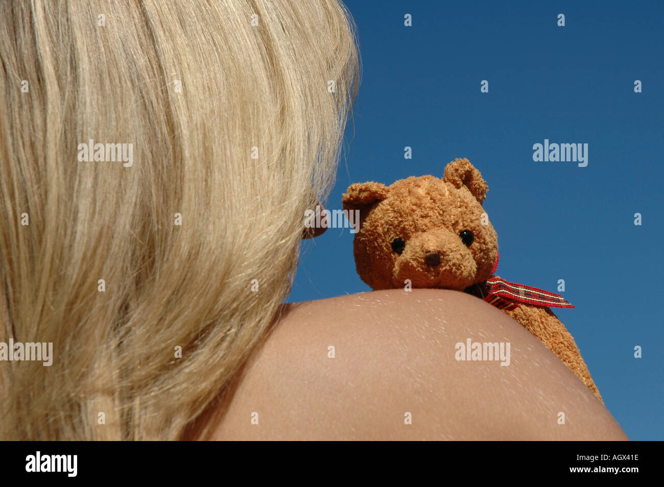 Signor teddy guarda oltre lo spallamento Foto Stock