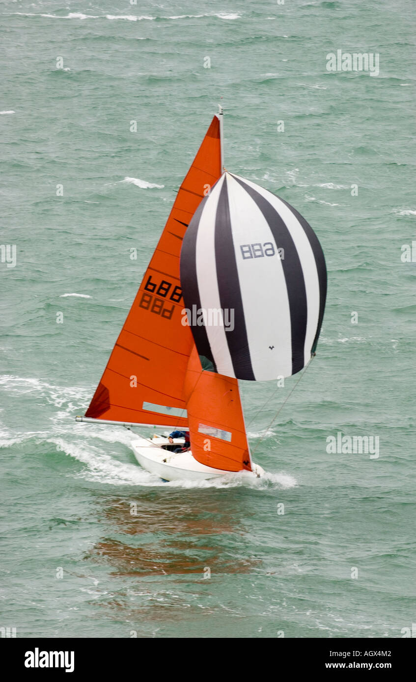 Un keelboat Squib racing come parte della Skandia Cowes Week gare Foto Stock