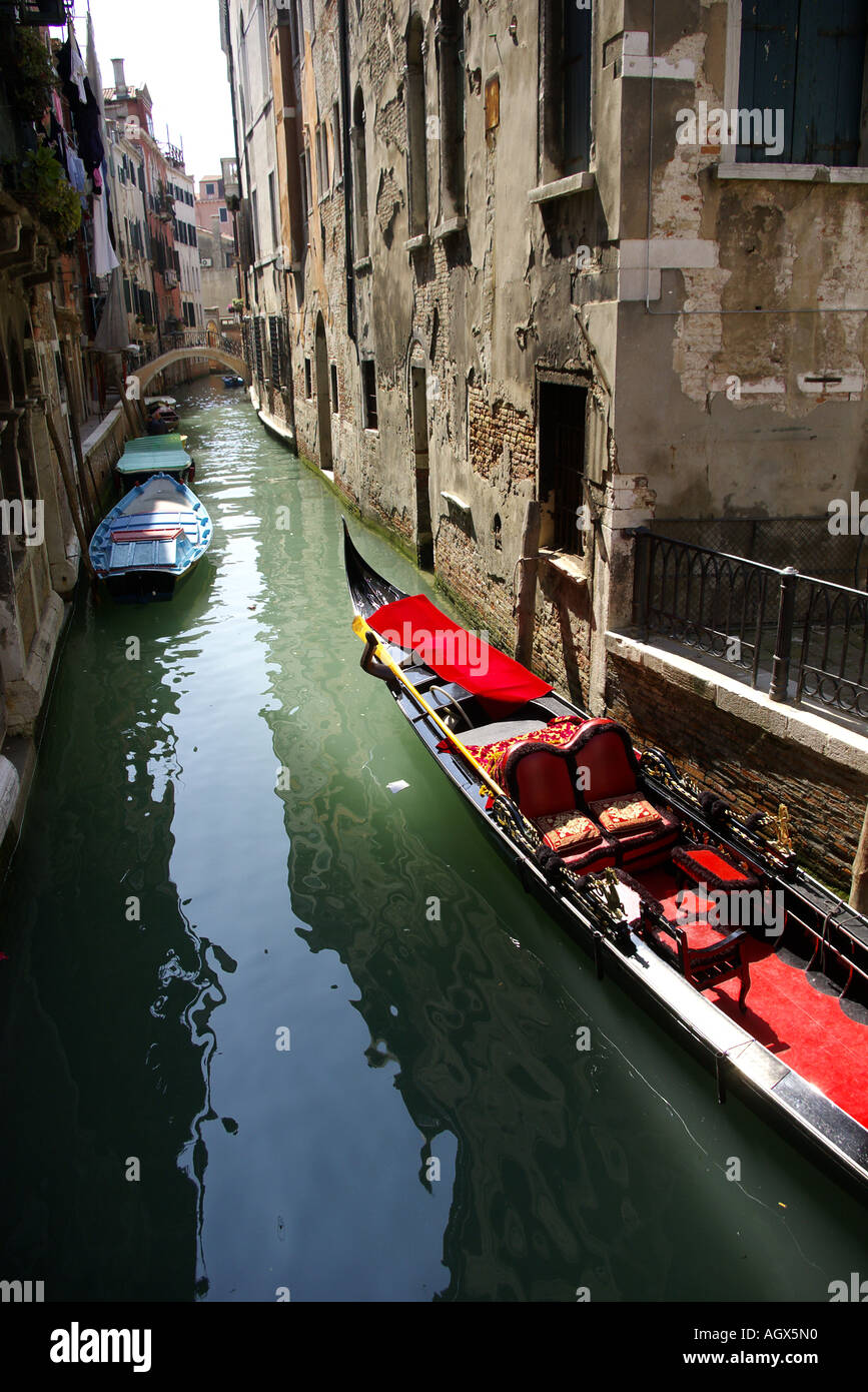 Gondole per coppia adorabile per un week-end romaitic su uno stretto canale di Venezia in Italia Foto Stock