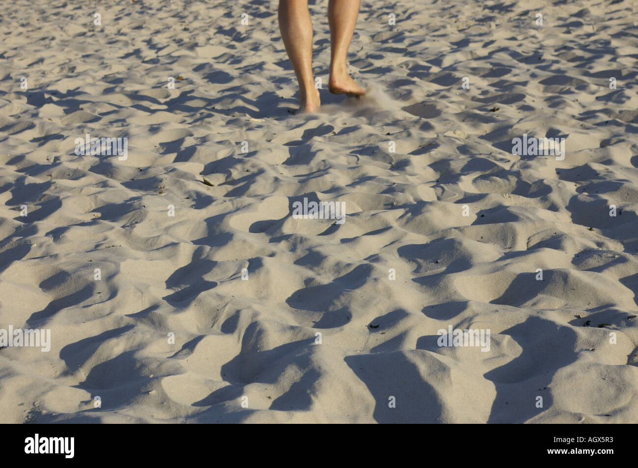 Abbassare le gambe e i piedi sulla sabbia morbida su una bellissima spiaggia di sabbia bianca di costa della Svezia Foto Stock