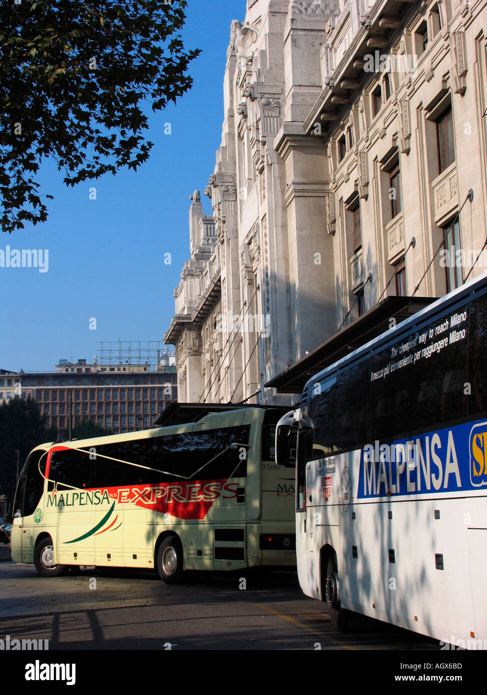 Malpensa Shuttle bus a Milano Centrale F S stazione ferroviaria Milano  Italia Foto stock - Alamy