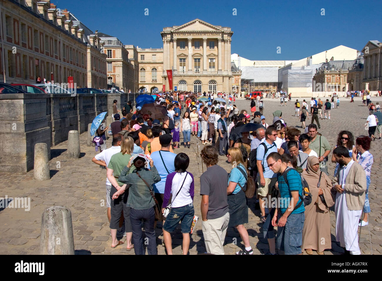 I turisti presso il Palazzo di Versailles a Versailles nel dipartimento di Yvelines Francia Foto Stock