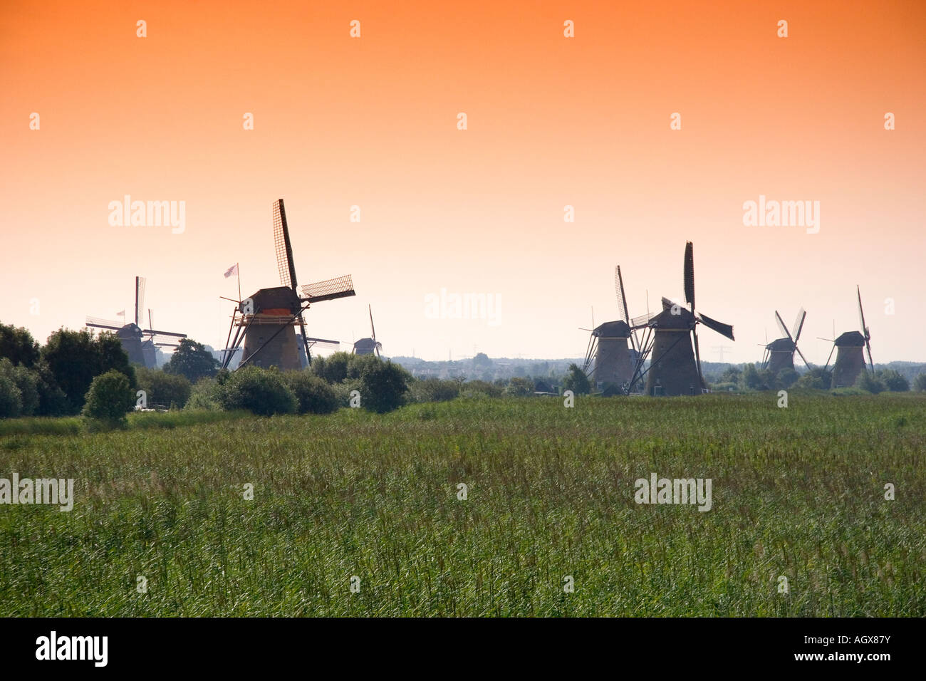 Vecchi Mulini a vento a Kinderdijk nel sud della provincia Olanda Paesi Bassi Foto Stock