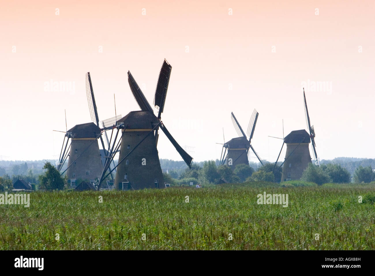 Vecchi Mulini a vento a Kinderdijk nel sud della provincia Olanda Paesi Bassi Foto Stock