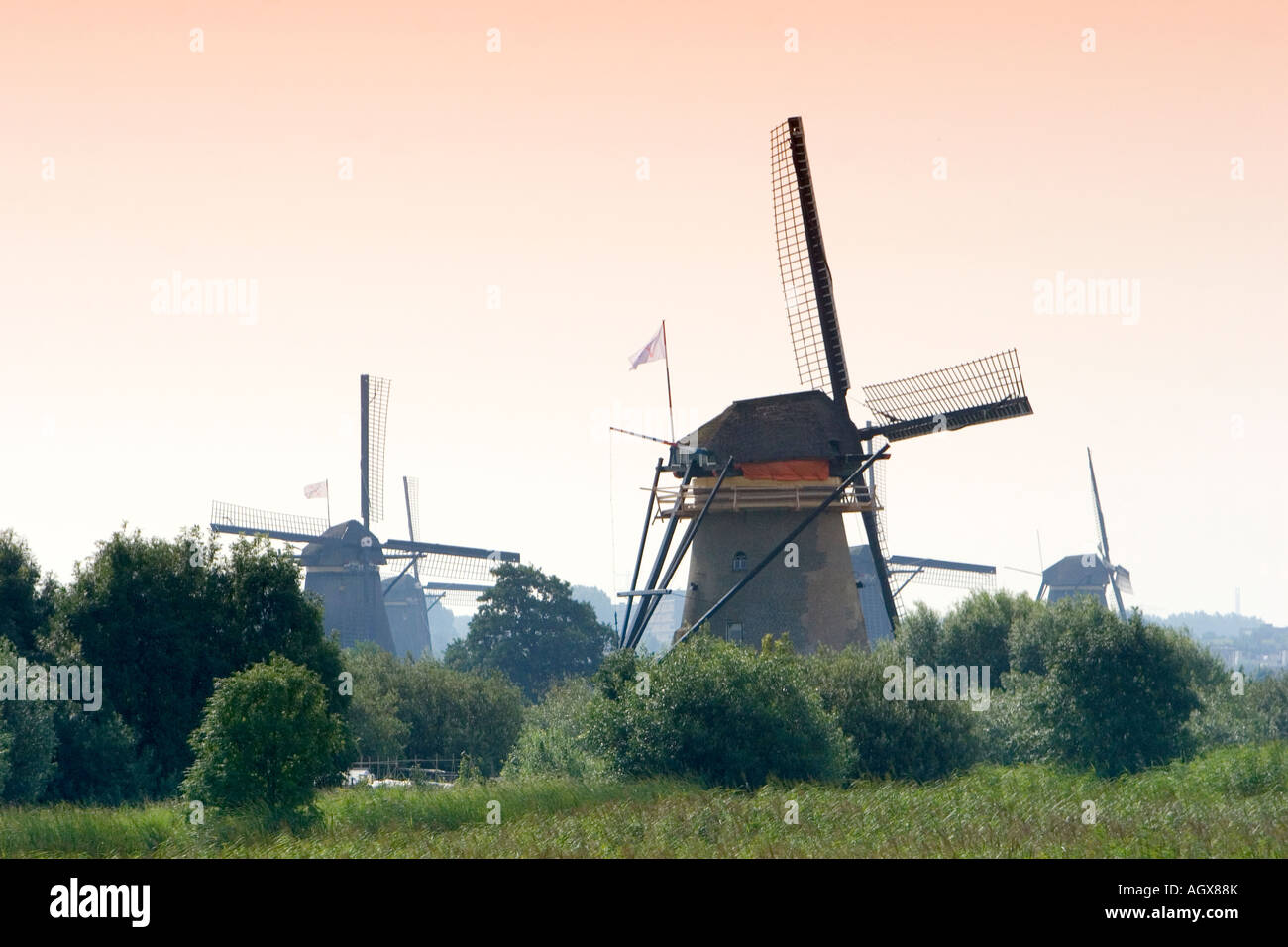 Vecchi Mulini a vento a Kinderdijk nel sud della provincia Olanda Paesi Bassi Foto Stock