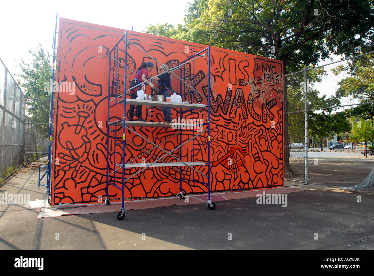 I lavoratori di ripristinare il famoso Keith Haring Crack Wack murale in Harlem River Park in NYC il murale fu originariamente dipinta nel 1986 Foto Stock