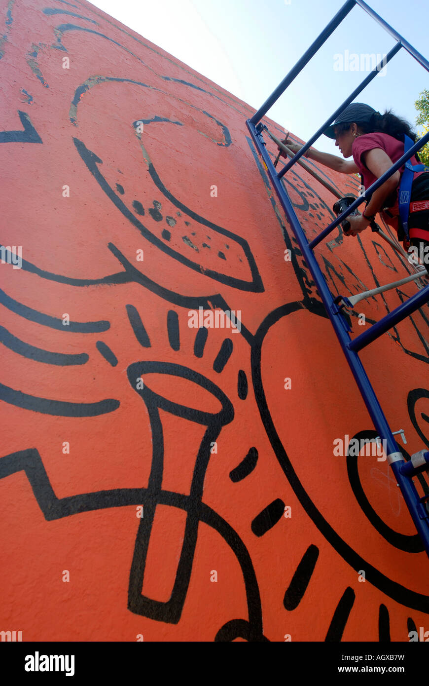 I lavoratori di ripristinare il famoso Keith Haring Crack Wack murale in Harlem River Park in NYC il murale fu originariamente dipinta nel 1986 Foto Stock