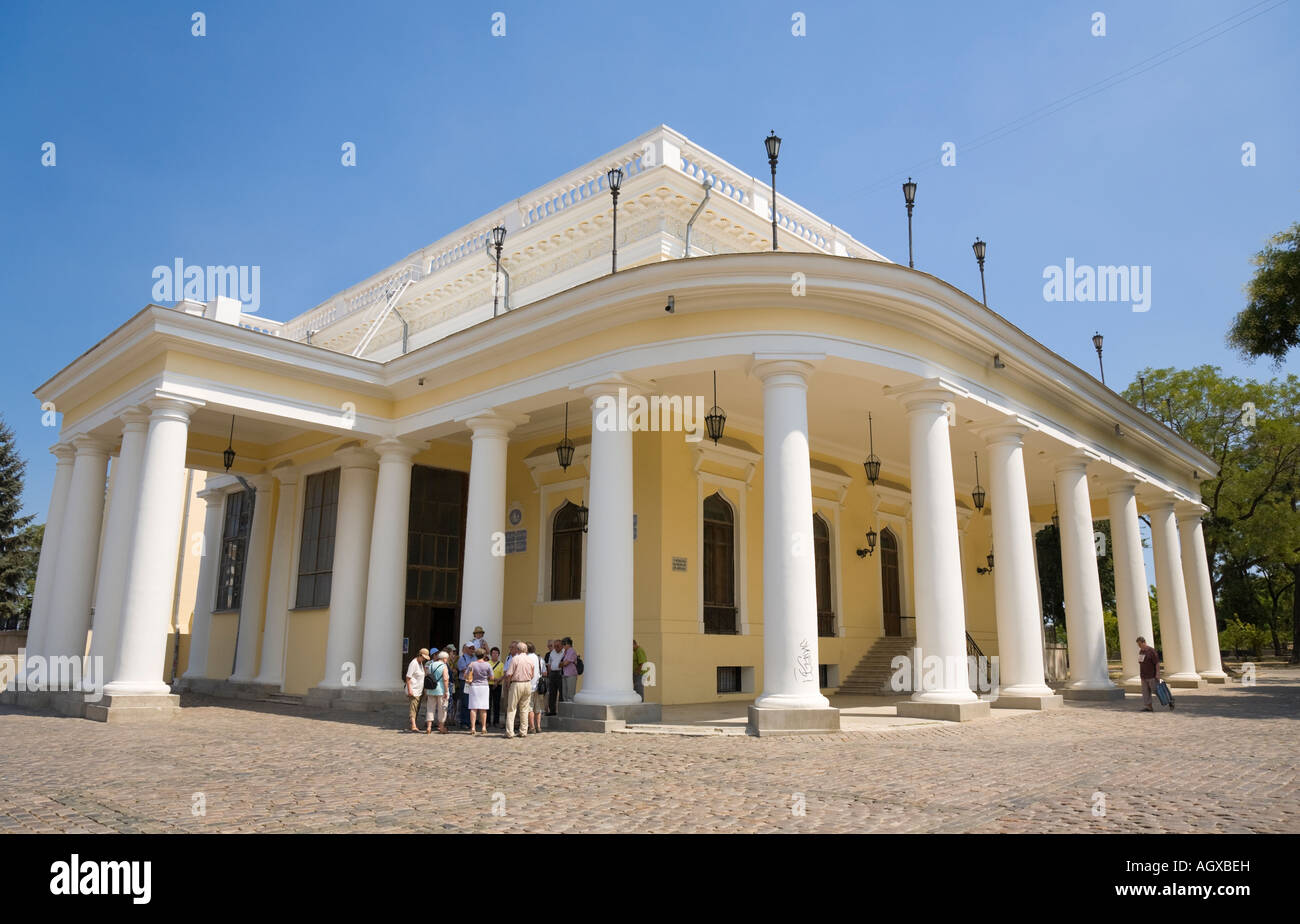 Un gruppo turistico in piedi nella parte anteriore del Mikhail Vorontsov Palace in Odessa / Ucraina Foto Stock