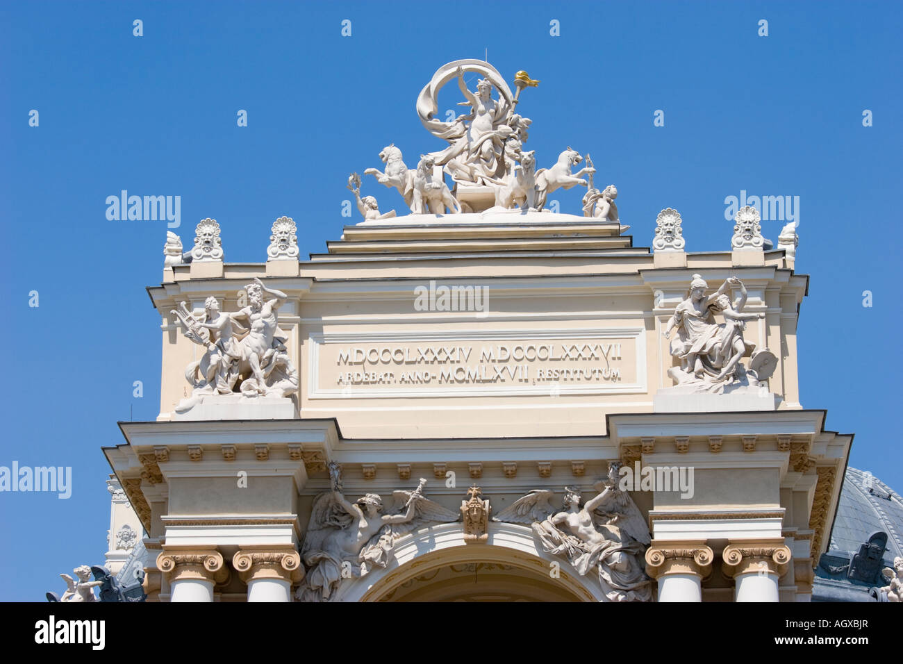 Le sculture sopra il portale della opera house di Odessa / Ucraina Foto Stock