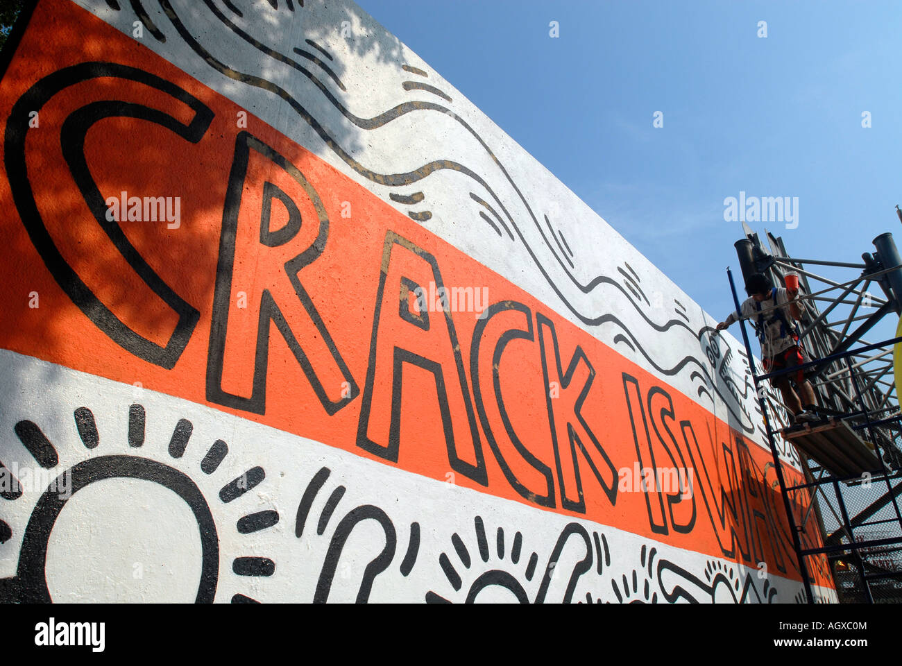 I lavoratori di ripristinare il famoso Keith Haring Crack Wack murale in Harlem River Park in NYC il murale fu originariamente dipinta nel 1986 Foto Stock