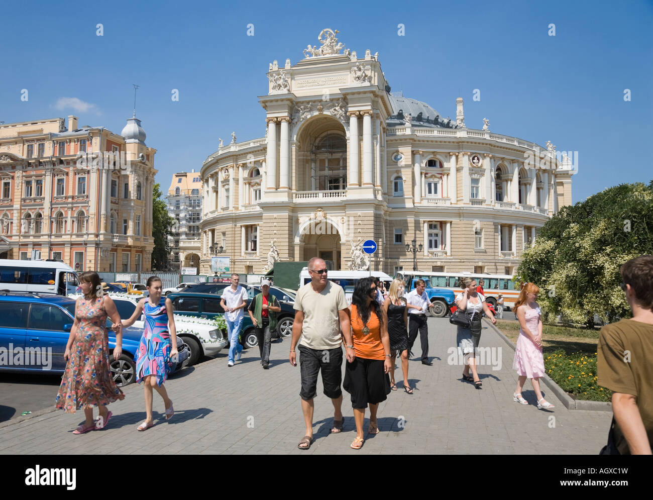 I pedoni a piedi nella parte anteriore della opera house di Odessa / Ucraina Foto Stock