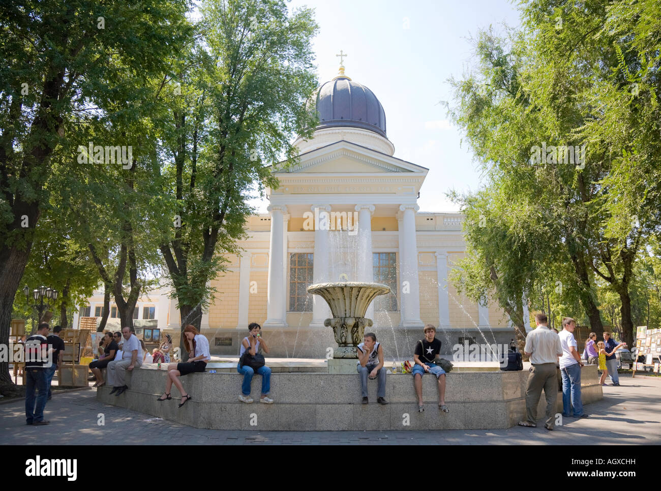 Pedoni godendo il clima estivo di fronte al Spaso Preobrazhenskiy cattedrale in Odessa / Ucraina Foto Stock
