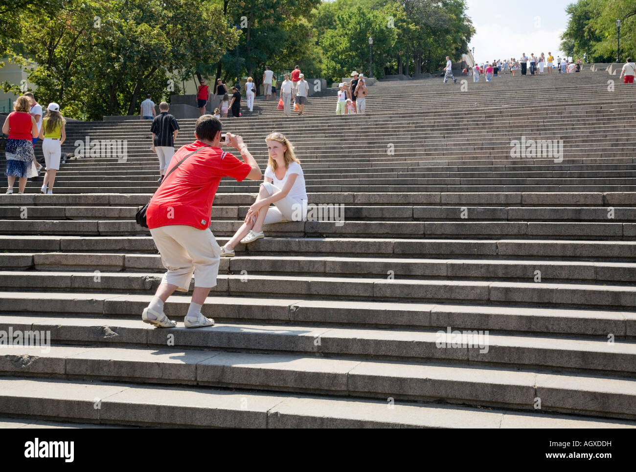 Giovani turisti sulla Potemkin Scale in Odessa Ucraina / fotografare uno snapshot Foto Stock