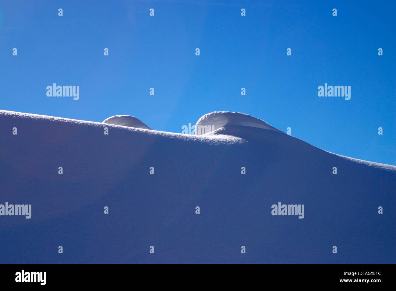 Tempesta di neve sul tetto chalet Foto Stock Tempesta di neve sul tetto chalet Foto Stock
