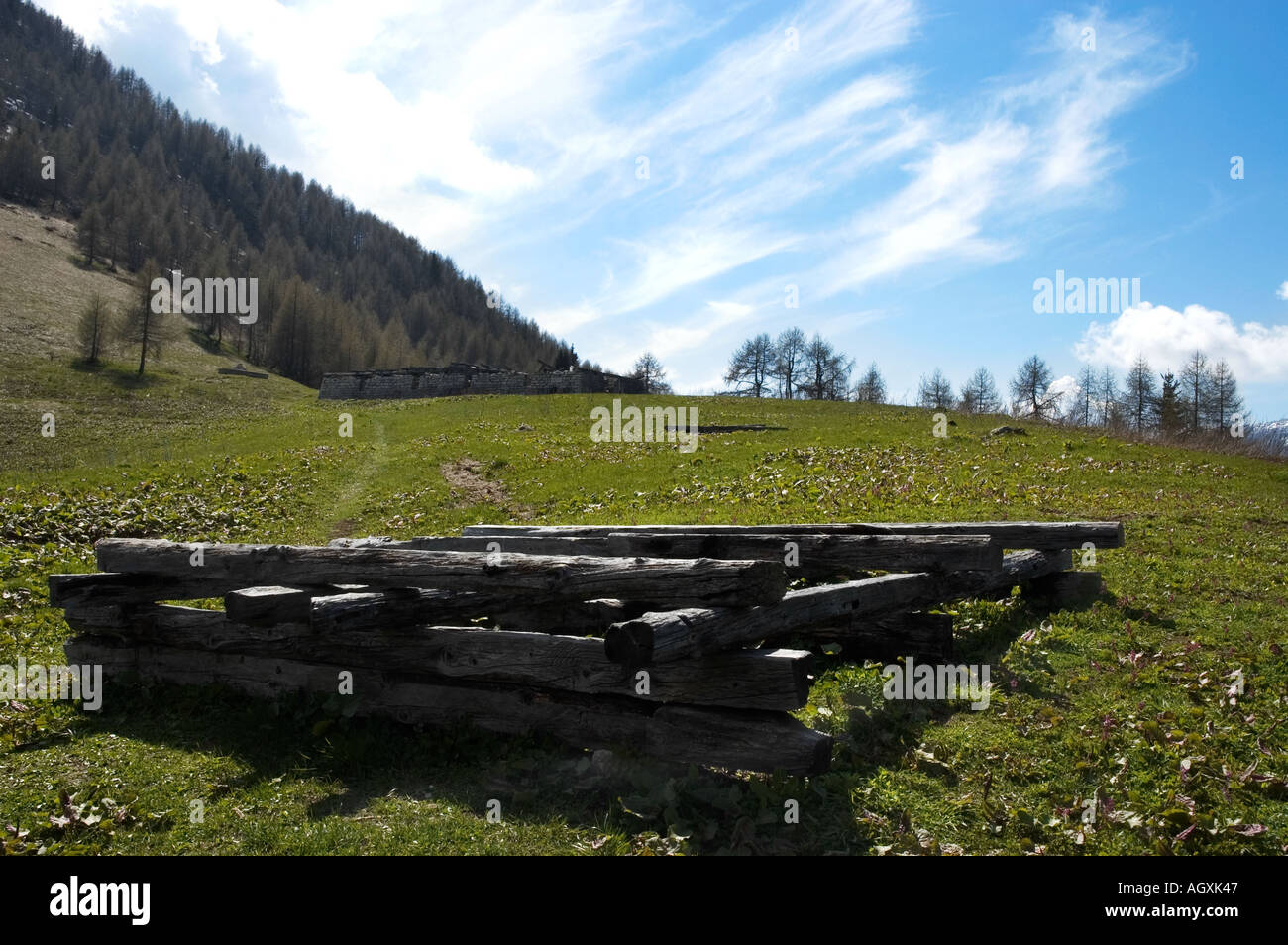 Il vecchio stabile in montagna in una giornata di primavera questo è Monte cornetto - Regione del friuli venezia giulia - Pordenone - Italia Foto Stock