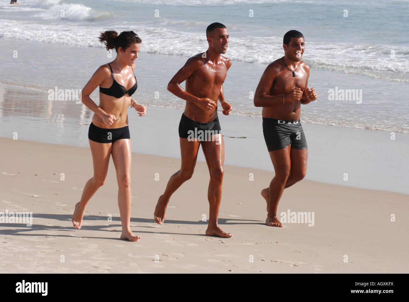 Israele Tel Aviv due giovani uomini e una donna jogging sulla spiaggia Foto  stock - Alamy