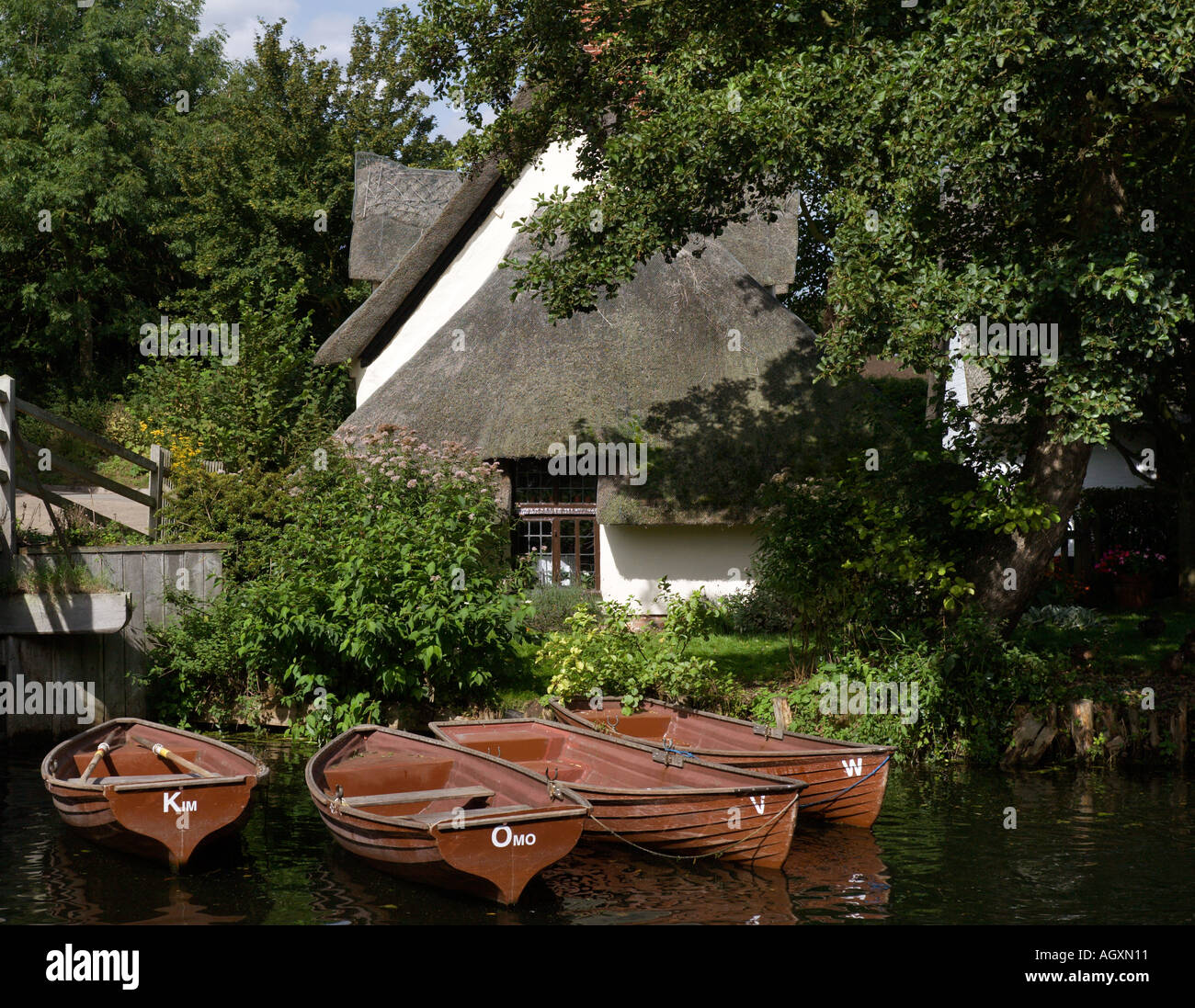 Bridge Cottage e noleggiare barche a remi a Flatford storico nel Suffolk, Inghilterra Foto Stock