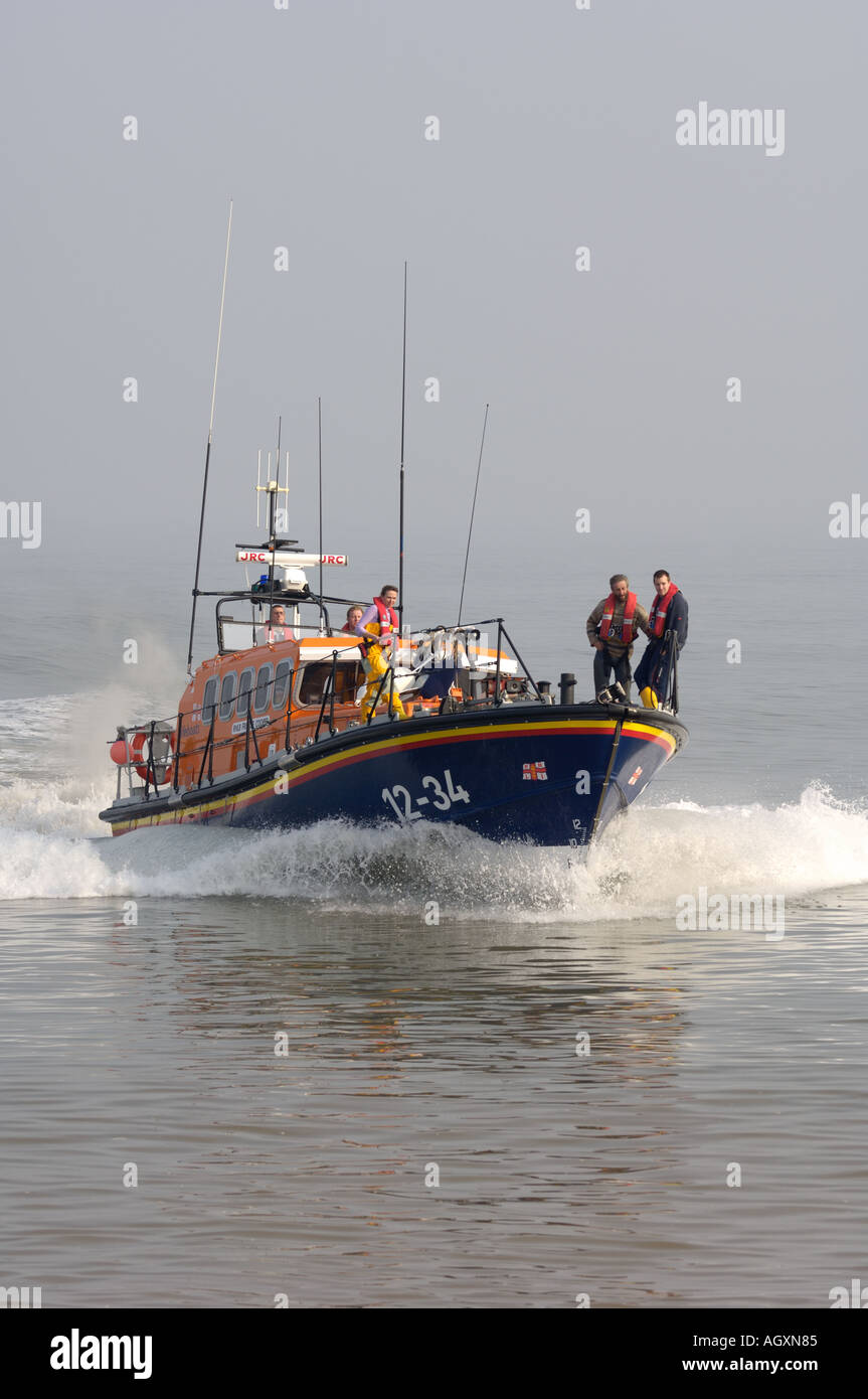 Scialuppa di salvataggio RNLI Sbarco sulla spiaggia di Aldeburgh Suffolk Foto Stock