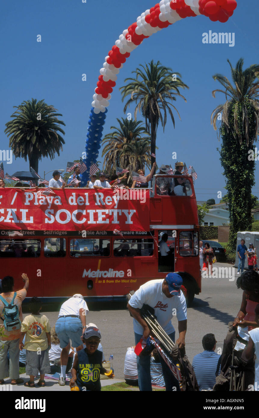 Rosso stile Londra double decker bus passa al di sotto dell arco di palloncini durante il mese di luglio la quarta Parade di Westchester, Los Angeles Foto Stock