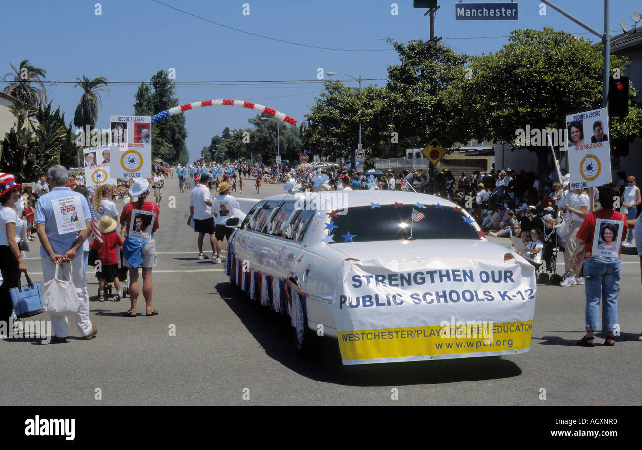White stretch limousine promuove la scuola pubblica durante il giorno di indipendenza Parade di Westchester, Los Angeles Foto Stock