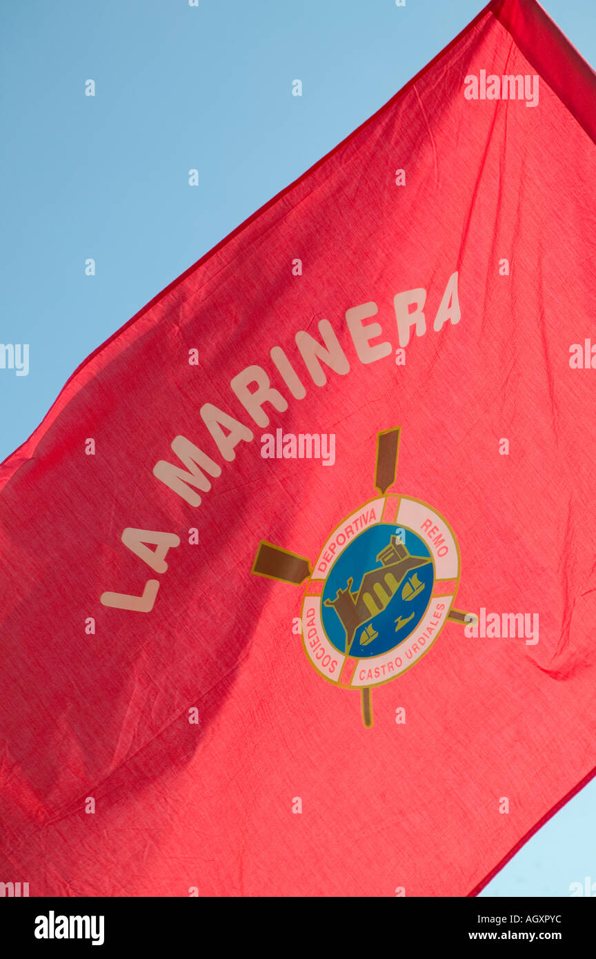 Red team traineras bandiera nella luce del sole durante la regata Puerto Viejo de Algorta Paese Basco in Spagna Foto Stock
