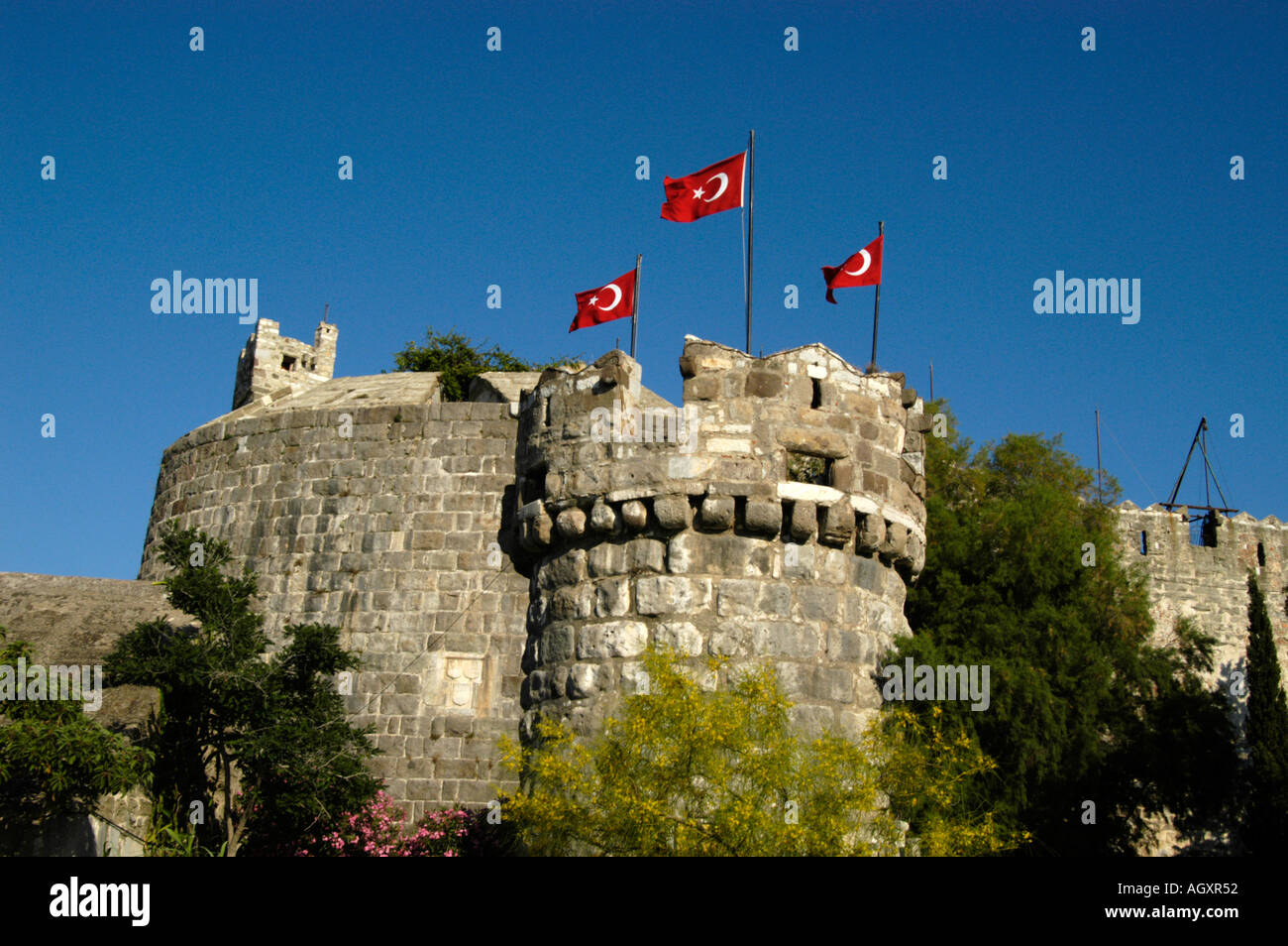 Bagno turco bandiere dalla torretta del Castello di San Pietro, Bodrum Turchia Foto Stock