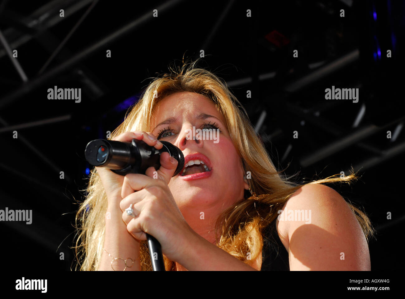 Il cantante Lucie Silvas sul palco a Ombrello giallo evento di domenica 23 settembre 2007 Business Chiswick Park West London Foto Stock