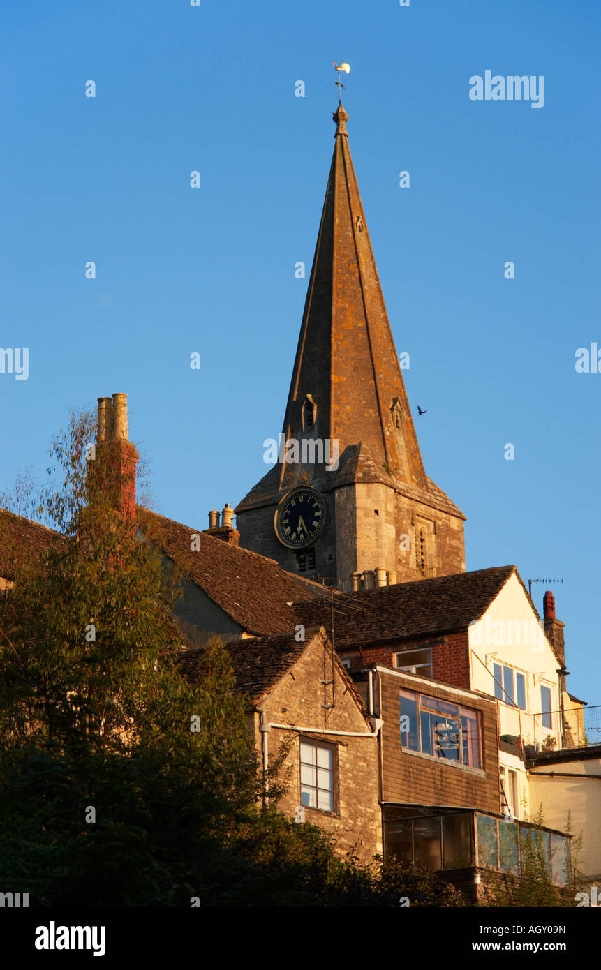 Chiesa guglia di san Paolo che si eleva al di sopra case a Malmesbury Wiltshire, Inghilterra Foto Stock