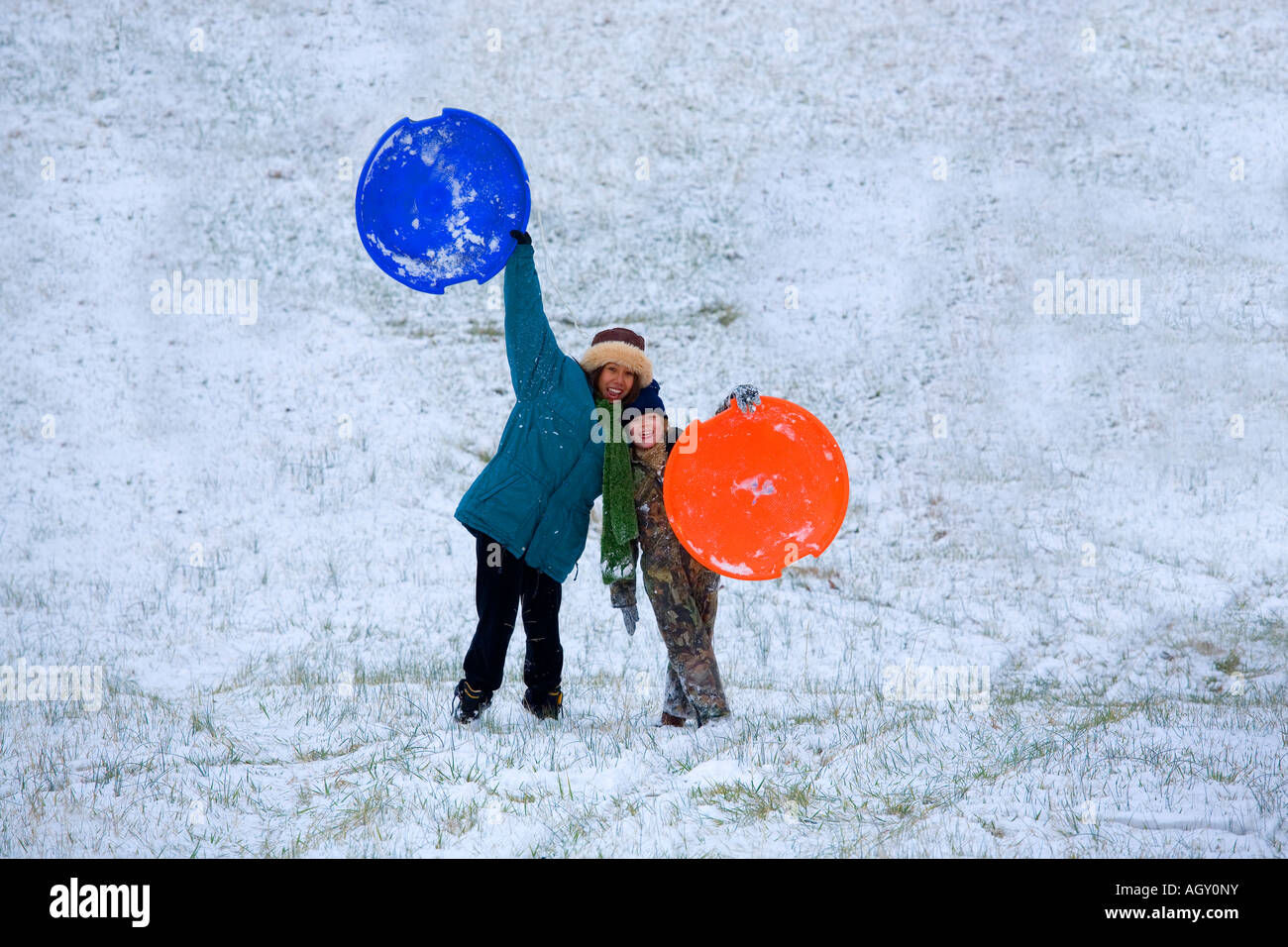 Donna asiatica e caucasica ragazza vicino a giocare nella neve Foto Stock
