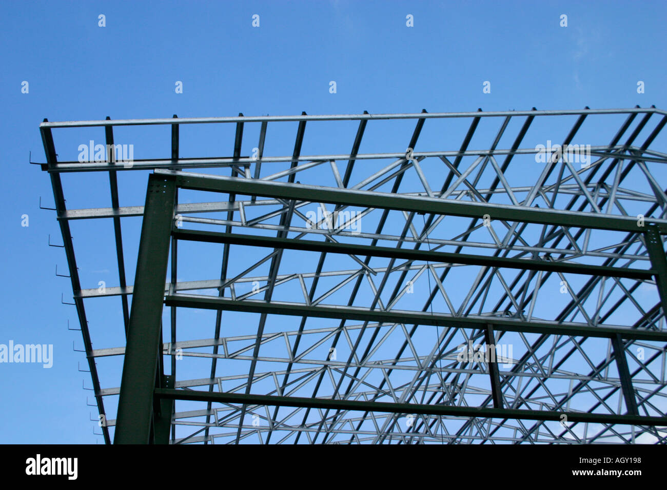 Telaio scheletrico di un parzialmente edificio costruito contro il cielo blu Foto Stock