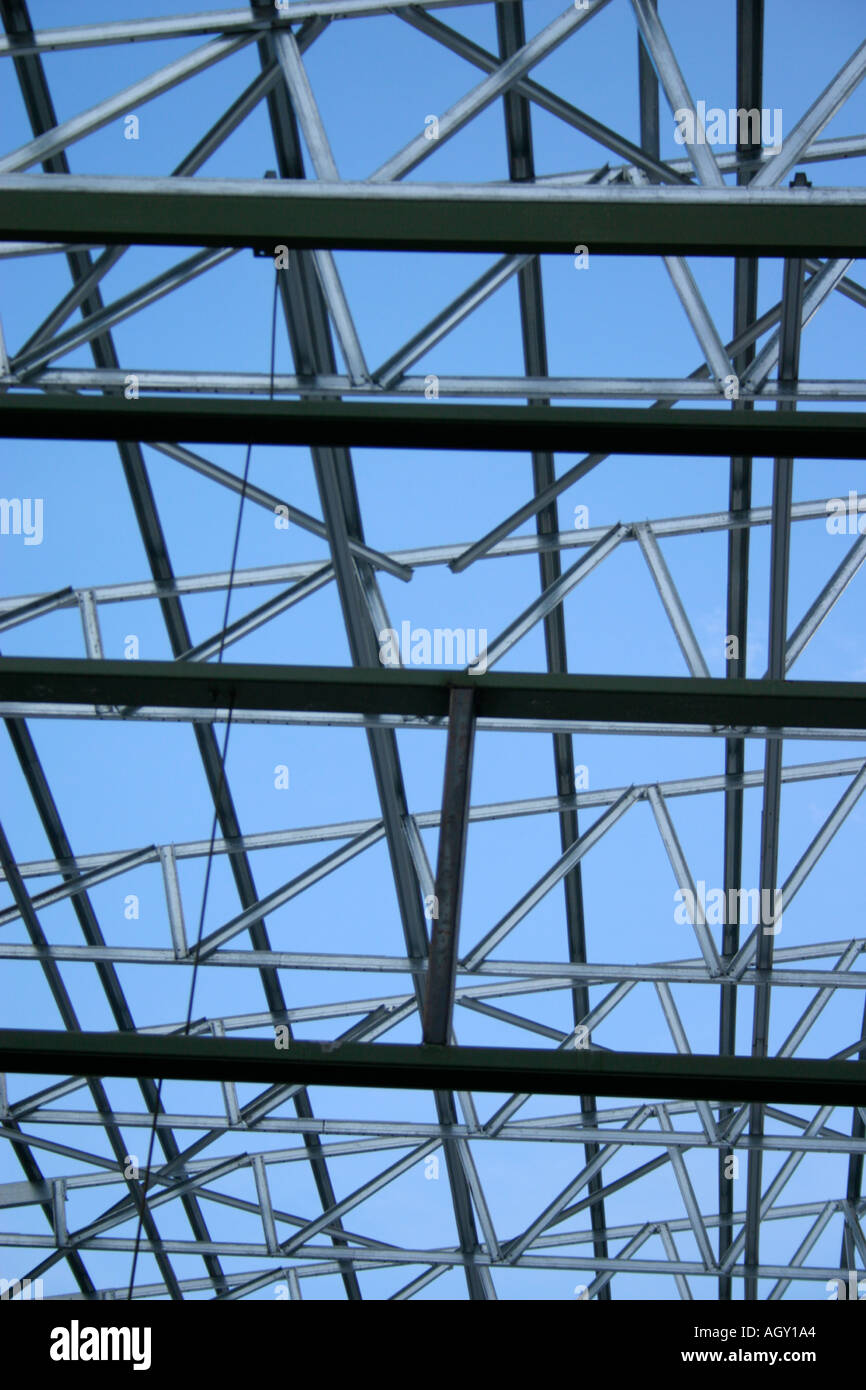 Telaio scheletrico di un parzialmente edificio costruito contro il cielo blu Foto Stock