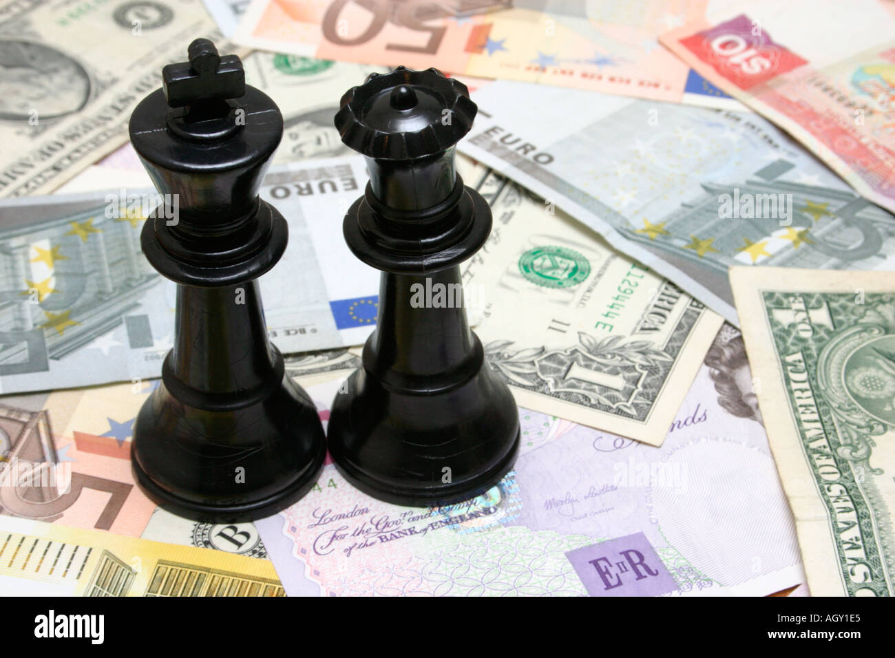 Il re e la regina seduta sul cash ricco giovane Foto Stock