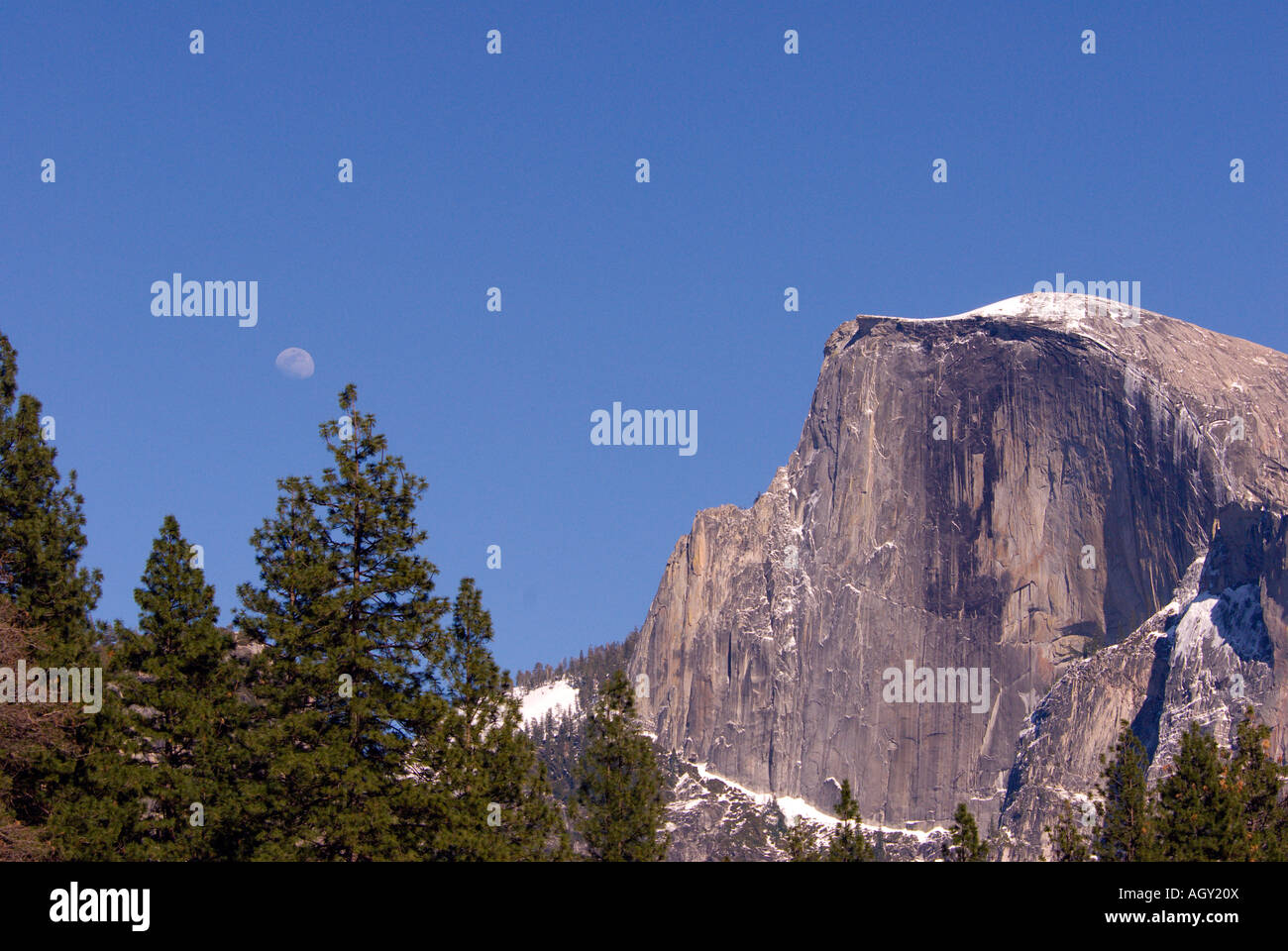 Half Dome Rock Parco Nazionale Yosemite simbolo neve sul picco Foto Stock
