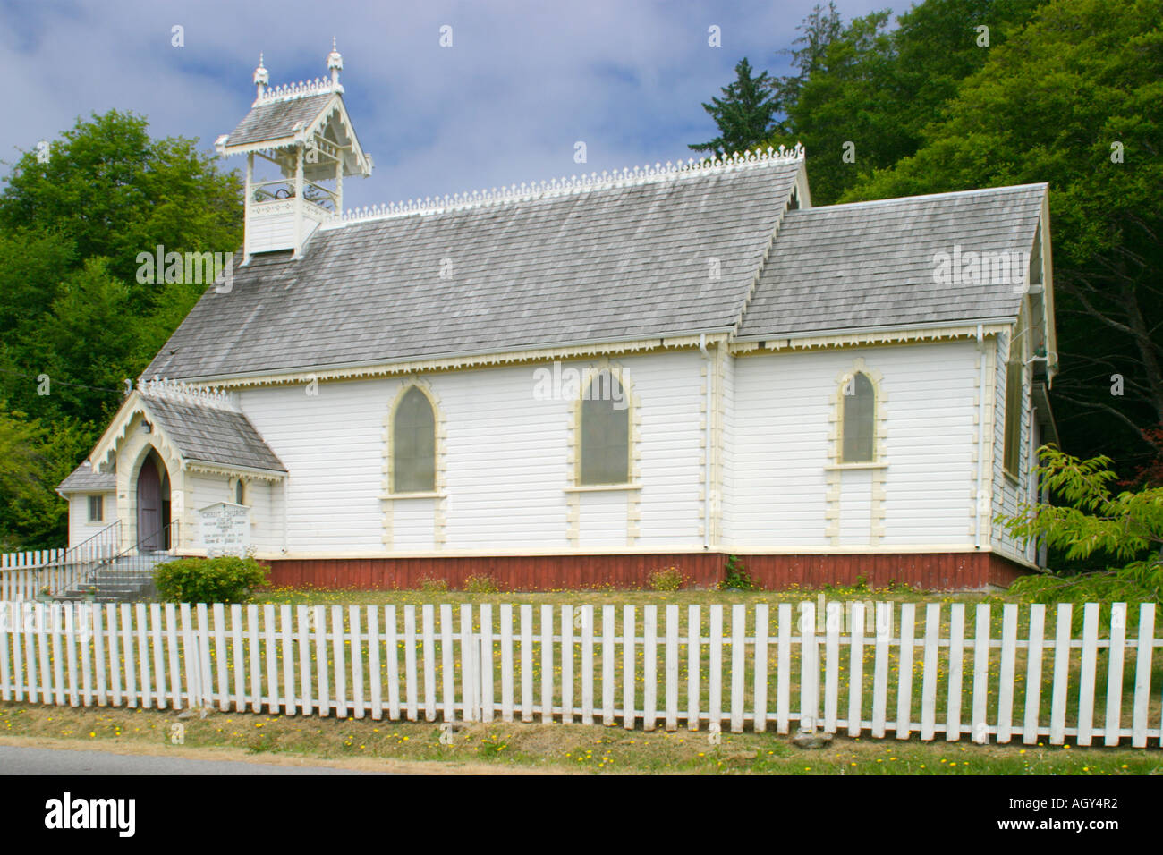 Centro storico la chiesa di St. Georges in piccole comunità native di Alert Bay, British Columbia, Canada. Foto Stock