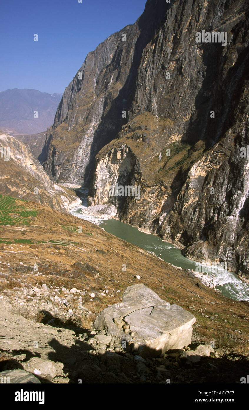 Cina Yunnan Tiger saltando il fiume Gorge Jinshu vicino a Walnut Grove Foto Stock