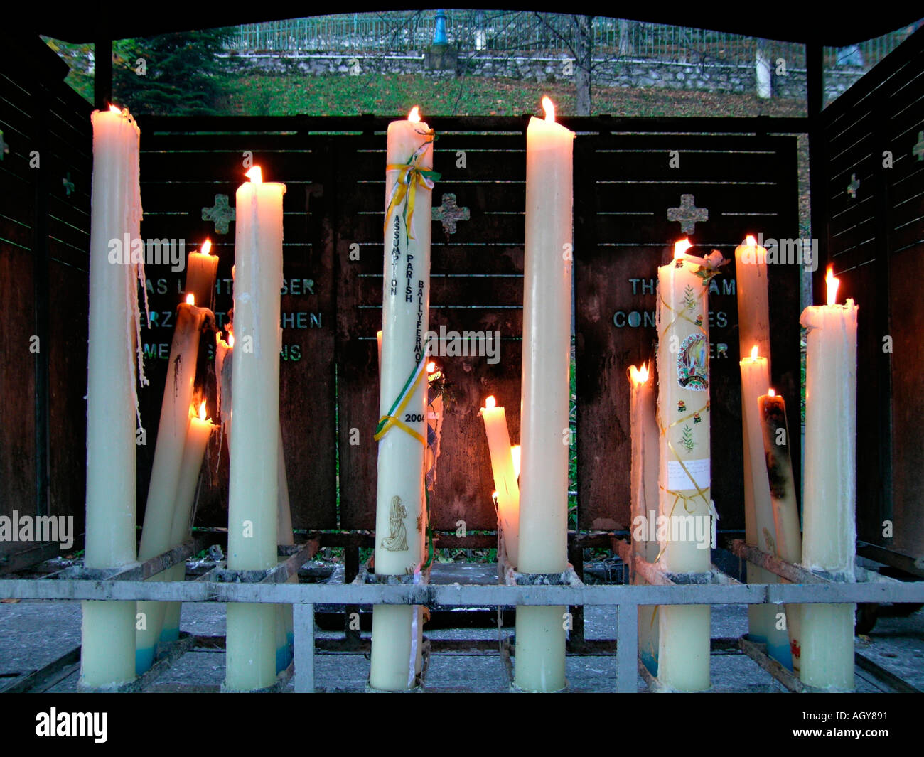 Candele di preghiera dei pellegrini a Lourdes Hautes Pyrénées Francia Foto Stock