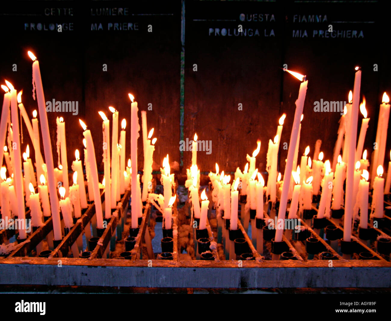 Candele di preghiera dei pellegrini a Lourdes Hautes Pyrénées Francia Foto Stock