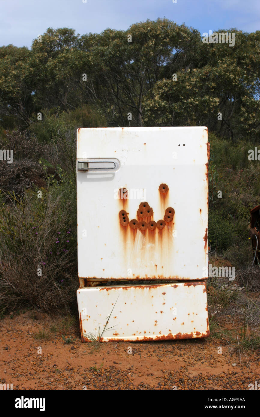Abbandonato il frigo con foro di proiettile Smiley Face Foto Stock