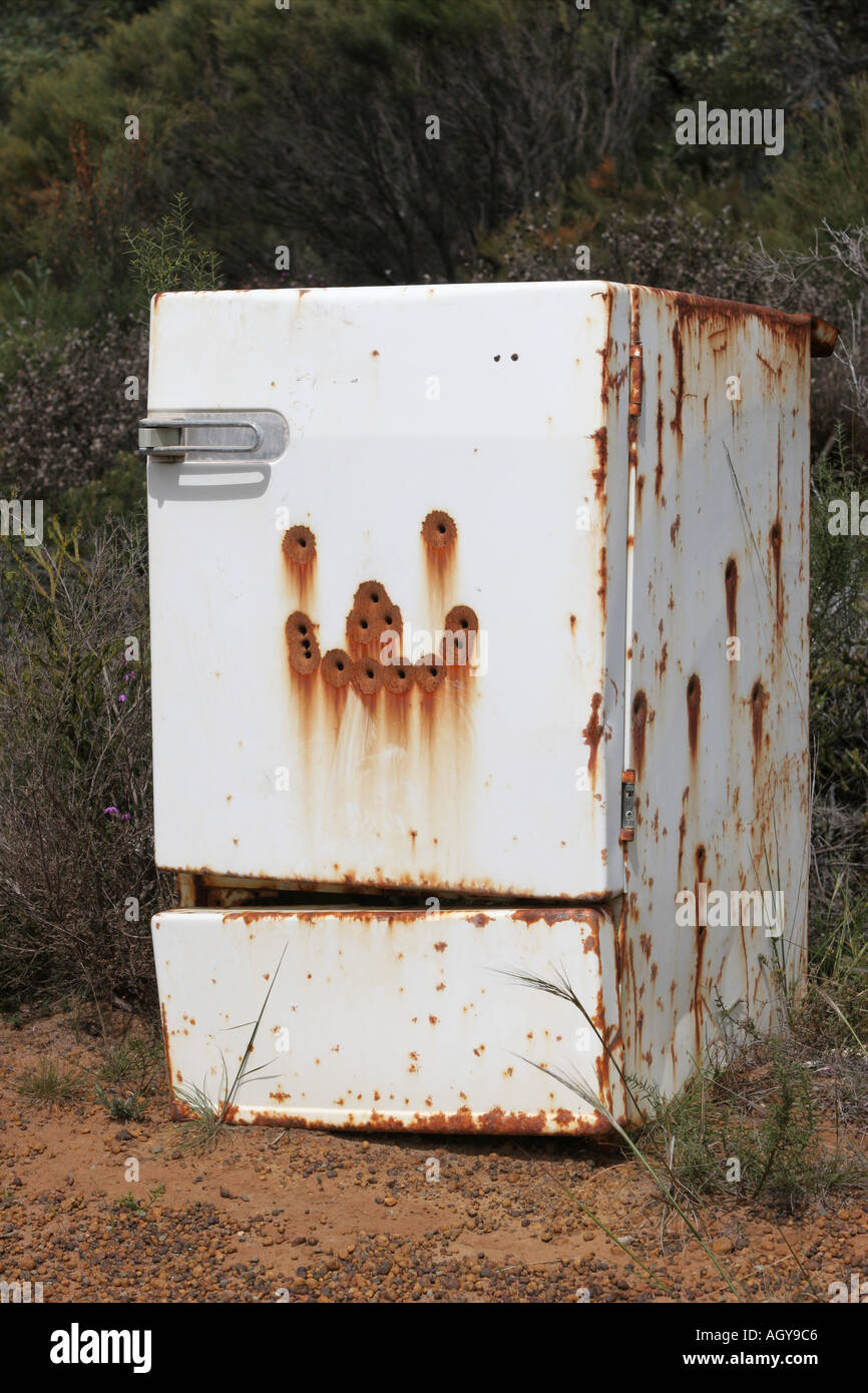 Abbandonato il frigorifero con Bullet bullet Smiley Face Foto Stock
