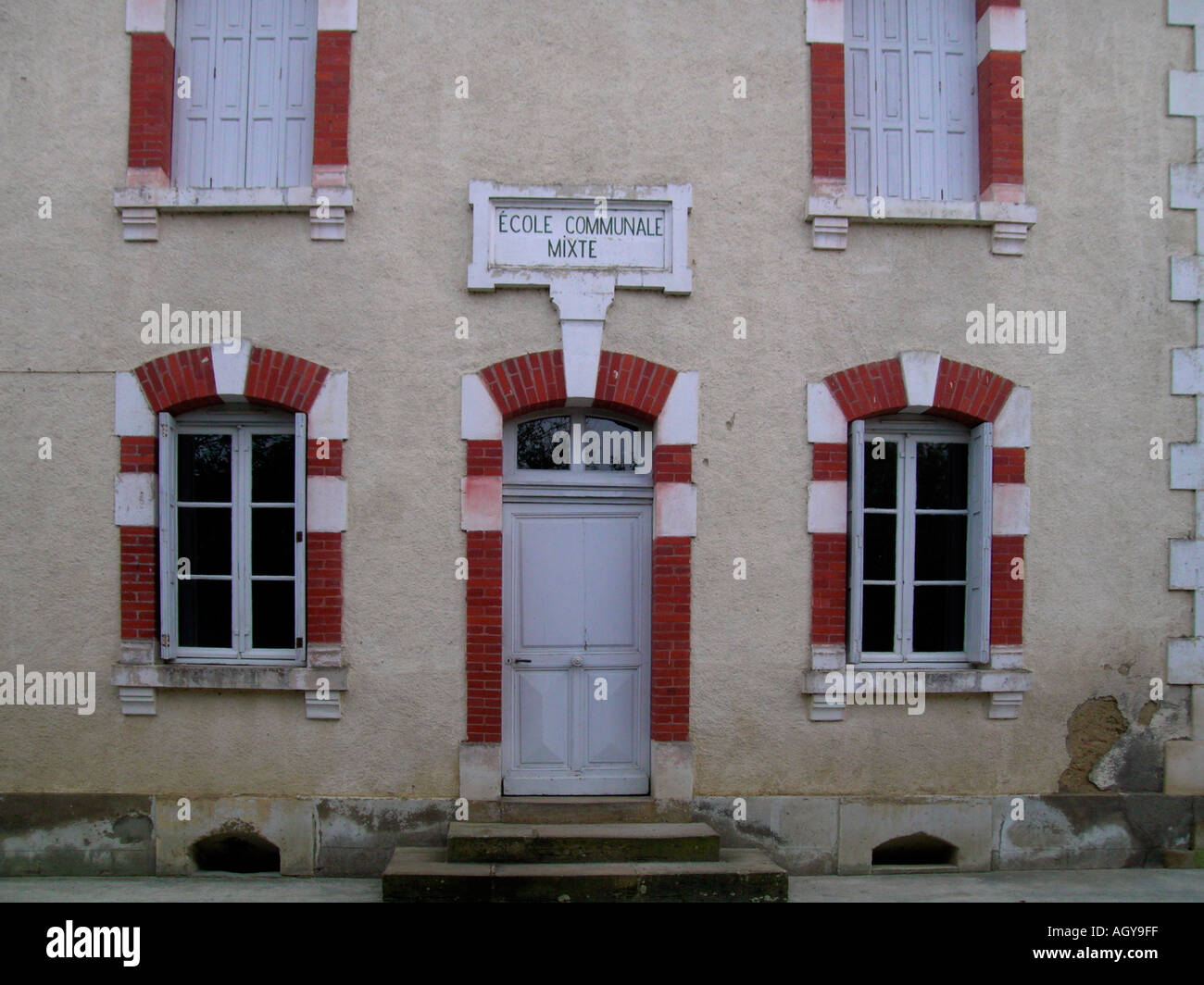 La vetrina di una vecchia scuola nel sud della Francia Foto Stock