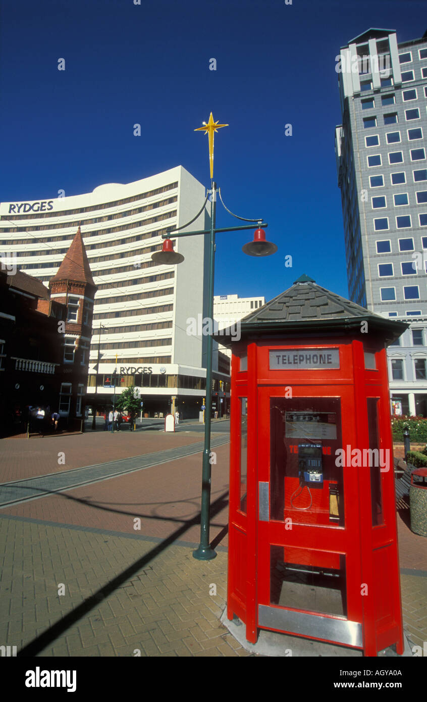 Il Rydges hotel e tradizionale in rosso nella casella Telefono nel centro di Christchurch Isola del Sud della Nuova Zelanda Foto Stock